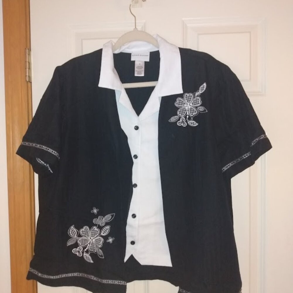 Alfred Dunner: Woman's two-piece black & white blouse set. Size 18.